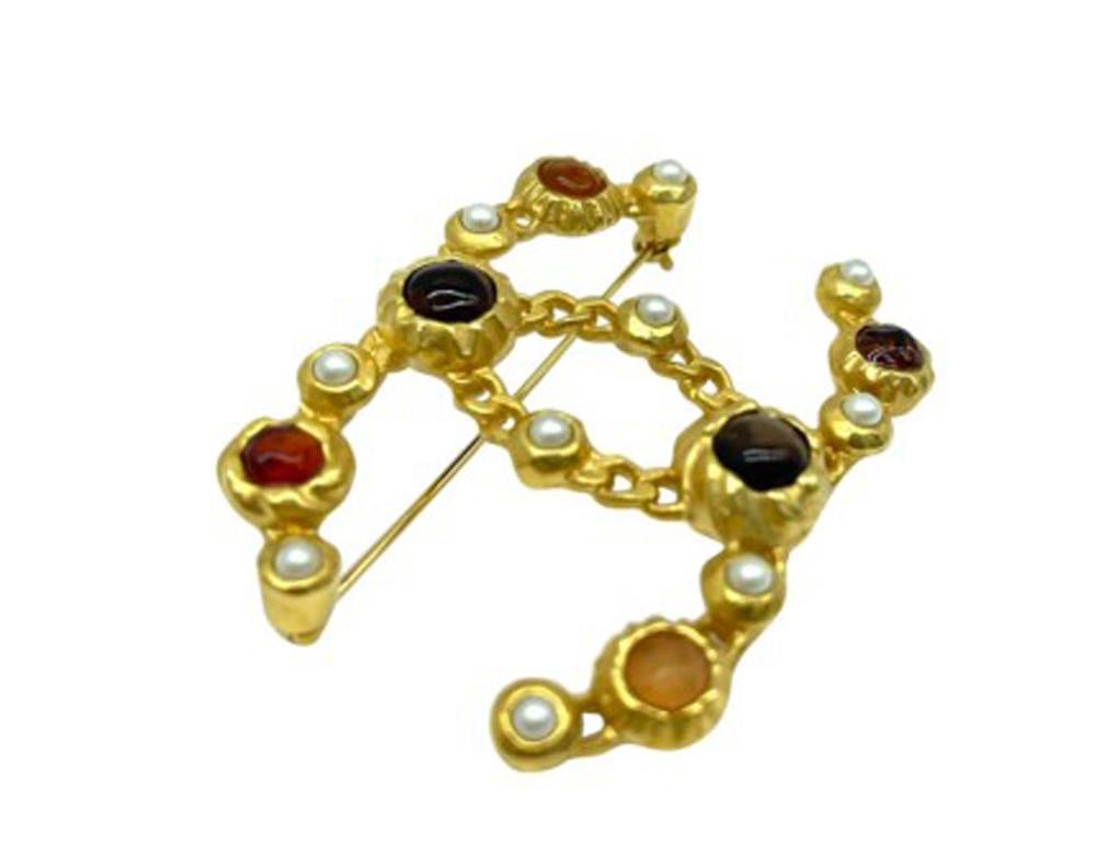 Gorgeous Chanel CC brooch in gold metal with multi crystal detail. Such a classic which can be worn with anything.

BRAND	
Chanel

ACCESSORIES	
Box

COLOUR	
Gold, 

MEASUREMENTS	
Approx 5cm x 4cm

CONDITION	
New

FEATURES	
Gold tone hardware, multi