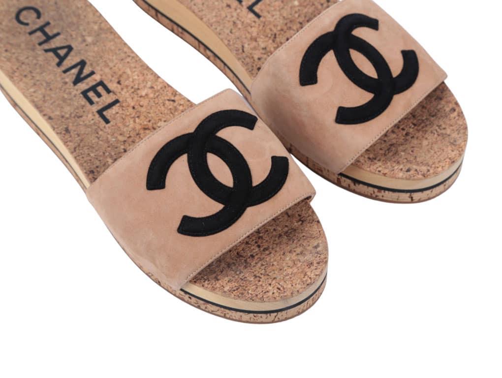 WOMENS DESIGNER Chanel CC Cork Sliders In Excellent Condition For Sale In London, GB