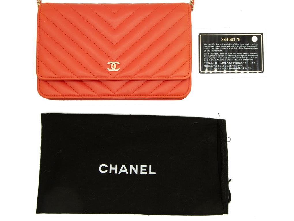 WOMENS DESIGNER Chanel Chevron Wallet on Chain For Sale 4