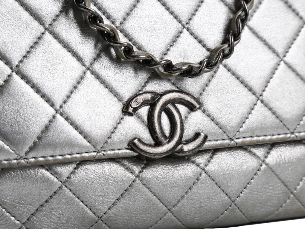 A really lovely Chanel Silver flap bag which is sized in between a classic medium and jumbo flap bag. A preloved bag in Very Good condition. Includes the original receipt.
Colour
Silver
Material
Leather
Hardware
Ruthenium
Condition
Used - Very