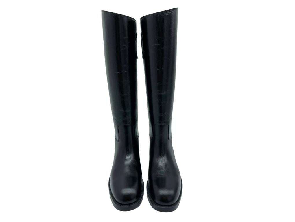 Beautiful and stunning Chanel boots in the most lushest calf leather in black. Finished with classic CC logo.

BRAND	
Chanel

FEATURES	
CC logo detail, High Chanel boots, Yellow leather lining, Block