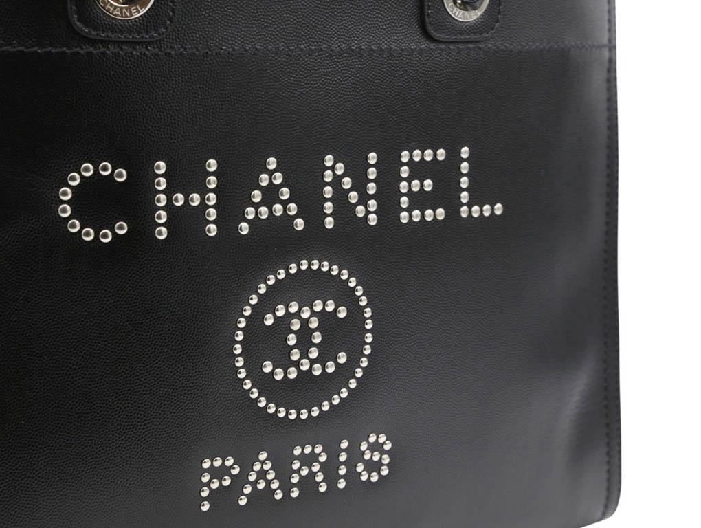 This Chanel large Deauville tote bag is in excellent condition. Carefully crafted from luxurious black caviar leather and silver studded details , the Chanel Deauville handbag is just stunning.
BRAND	
Chanel

ACCESSORIES	
Autehnticity card, Dust