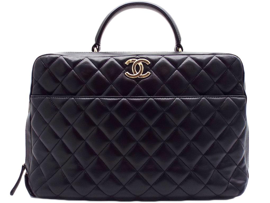 This Trendy Large CC Bowler bag is beautiful. Crafted in Italy, it is made from quality leather and comes in a lovely shade of black. The exterior flaunts the signature quilted pattern, the CC logo and a slip pocket. The all-around zip closure leads