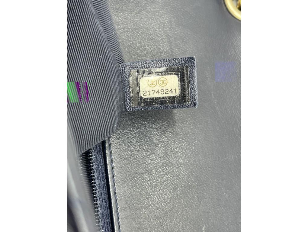 What a stunning beauty..! Masterfully crafted from quality navy blue leather, this shoulder bag from Chanel will effortlessly hold your essentials. It is covered in the brand’s signature quilt and on the flap, the classic CC lock sits beautifully. 
