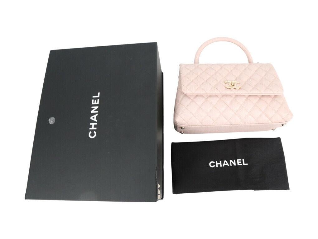 Semplicemente stupefacente! Questa borsa Chanel Medium Flap con manico superiore è semplicemente mozzafiato. La pelle di caviale rosa chiaro e le rifiniture in oro sono davvero squisite. Conservata dal momento dell'acquisto e mai indossata, questa