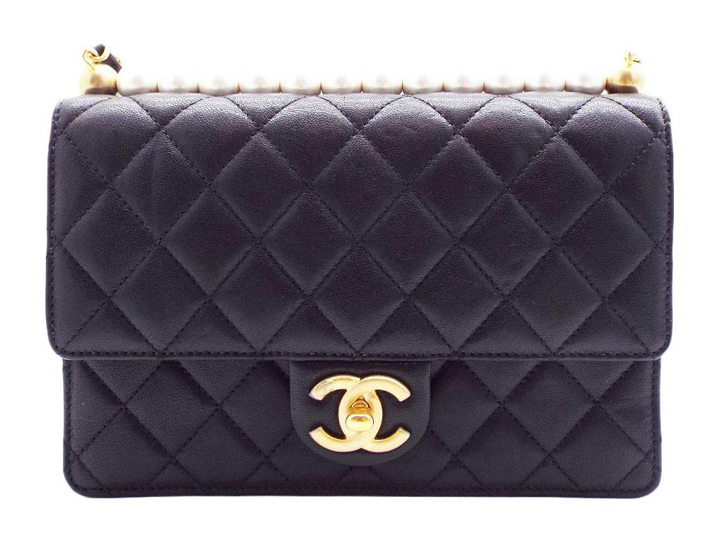 Just stunning.! What is there not to like about this superb Chanel Pearl Flap Bag which has all the brand’s signature in one bag. Faux Pearls on the top of the bag, gold cc clasp, quilted pattern and an elegant chain and leather strap. Just a very