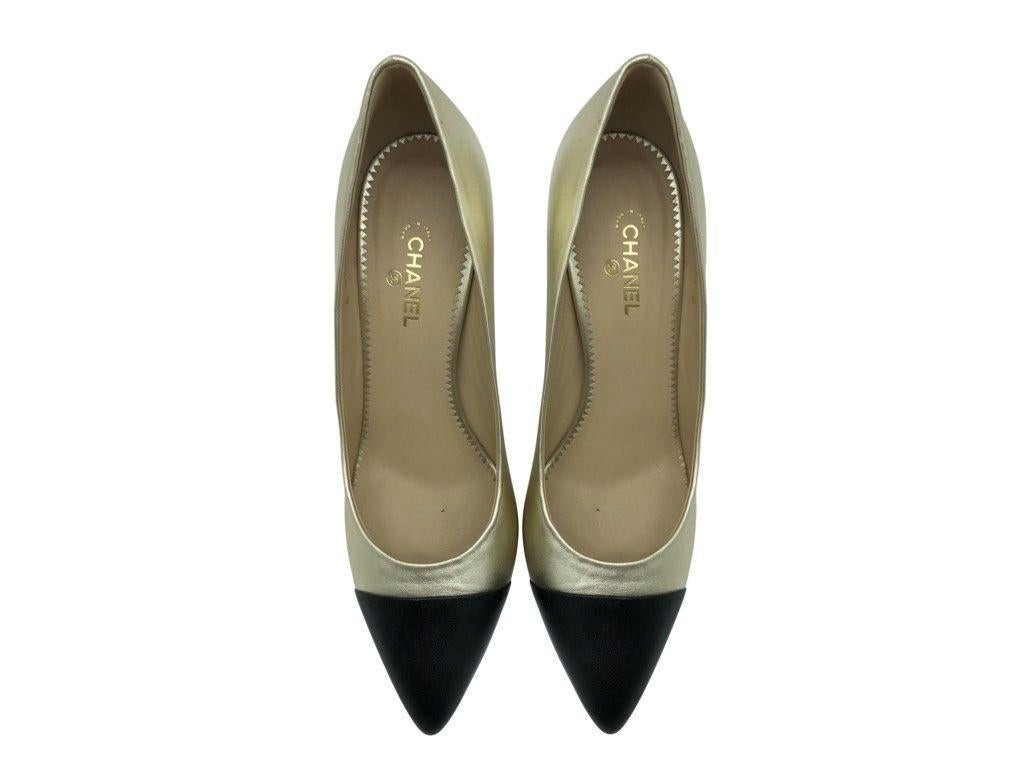 Gorgeous pair of gold and black court shoe heel from Chanel in a size 39.5 (UK 6.5) The CC detail on the heel is just exquisite. A preloved pair in very good. condition.

BRAND	
Chanel

ACCESSORIES	
Box

COLOUR	
Black, Gold

CONDITION	
Used – Very