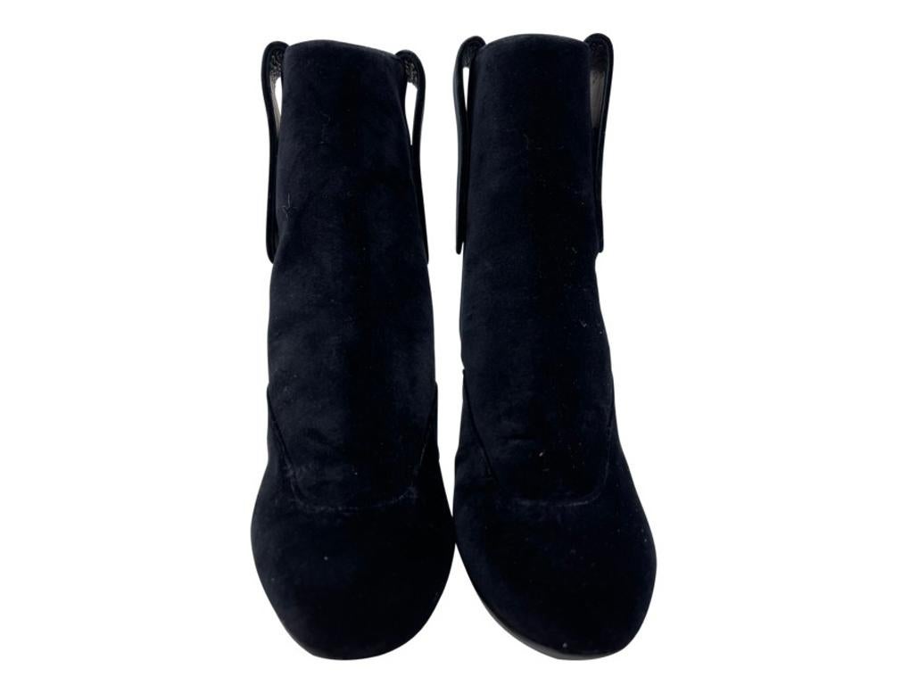 Beautiful and stunning Chanel Black Velvet boots with zip detail on the back.  Finished with classic CC logo.

BRAND	
Chanel

FEATURES	
CC logo detail, High Chanel boots, Black