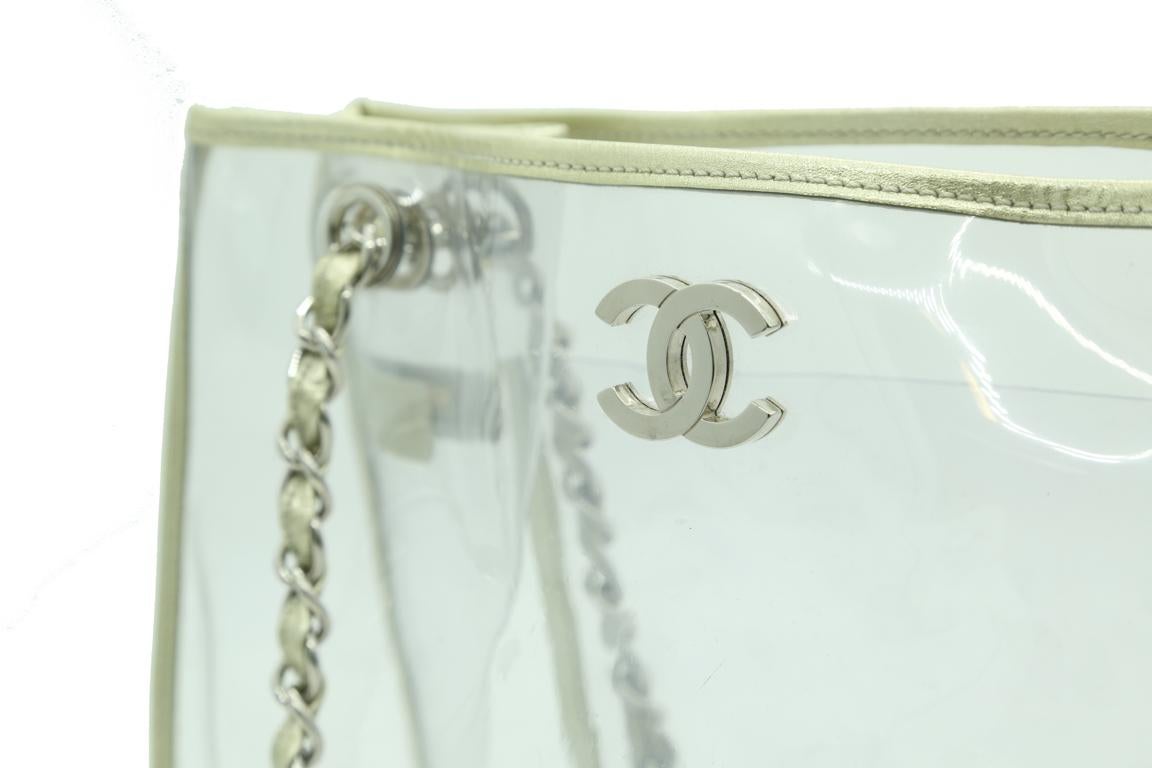 Chanel’s Interlocking CC motif appears on a multitude of items year after year, as seen on this transparent tote bag. Detailed with leather trims, the iconic gold-tone hardware ensures Parisian refinery. A preloved bag in excellent
