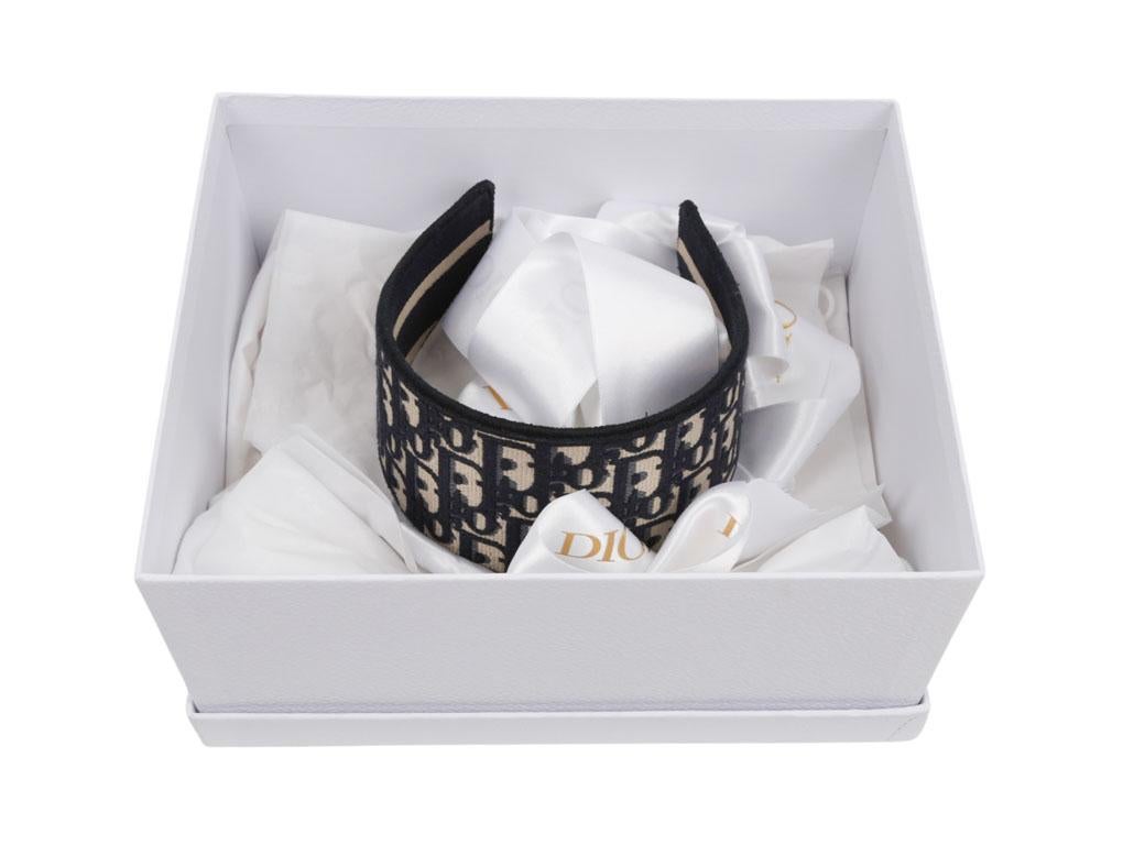 Gorgeous Dior D-Oblique Headband for sale. A pre-loved piece in excellent condition. Definately a statement piece.



BRAND	

Dior



FEATURES	

Oblique pattern, 'CHRISTIAN DIOR PARIS' embroidery on the interior, 100% cotton, Made in