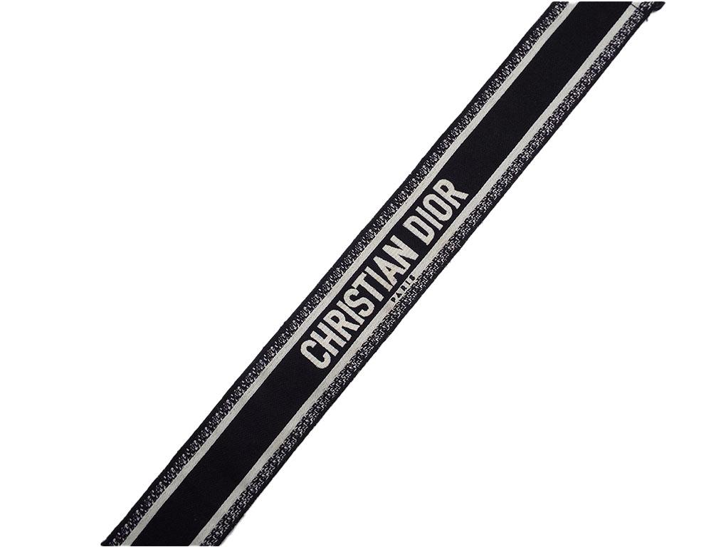 This exquisite black and white Dior strap has the “Christian Dior” signature in the middle of the strap. Two ultra-matte black metal snap hooks perfect to personalise your bag. This strap is in excellent condition. 

BRAND	
Dior

ACCESSORIES	
Dust