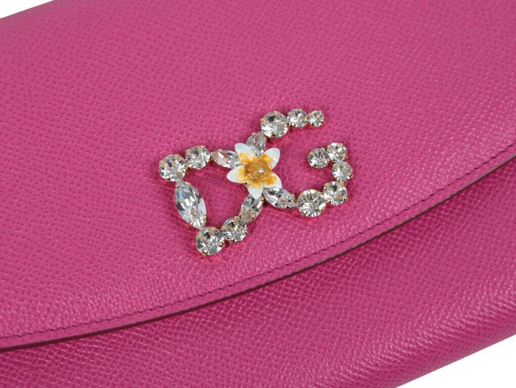 This Dolce & Gabana embellished logo bag is made from beautiful calfskin pink leather. A preloved bag in excellent condition.
BRAND	
D&G

ACCESSORIES	
Dust cover

COLOUR	
pink

CONDITION	
Used – Excellent

FEATURES	
(Made in Italy), chain shoulder