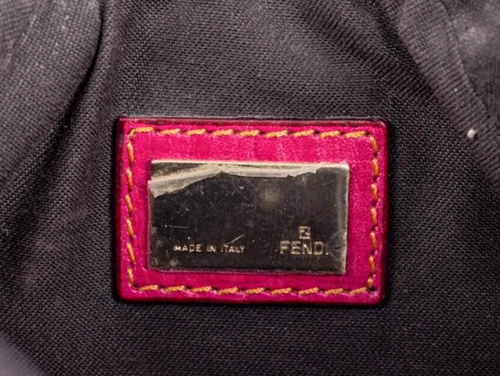 Schöne Fendi Mini Pochette zu verkaufen. Es handelt sich um einen gebrauchten Artikel in ausgezeichnetem Zustand.
Farbe
Braun
Material
Segeltuch, Leder
Hardware
Gold
Bedingung
Gebraucht - Ausgezeichnet
Höhe / Breite / Tiefe
14 cm / 20 cm / 4