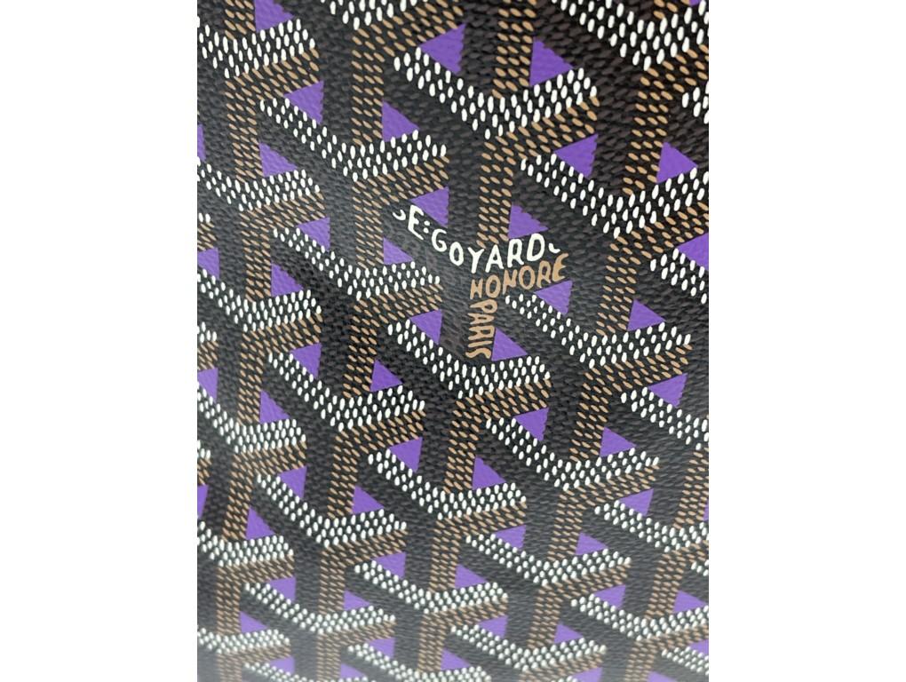 Absolutely gorgeous, Goyard St Louis PM tote bag which has been exclusively made for Monaco. This stylish bag is crafted from black and purple coated canvas leather with the classic Goyard chevron design. The interior is in purple and this is a new