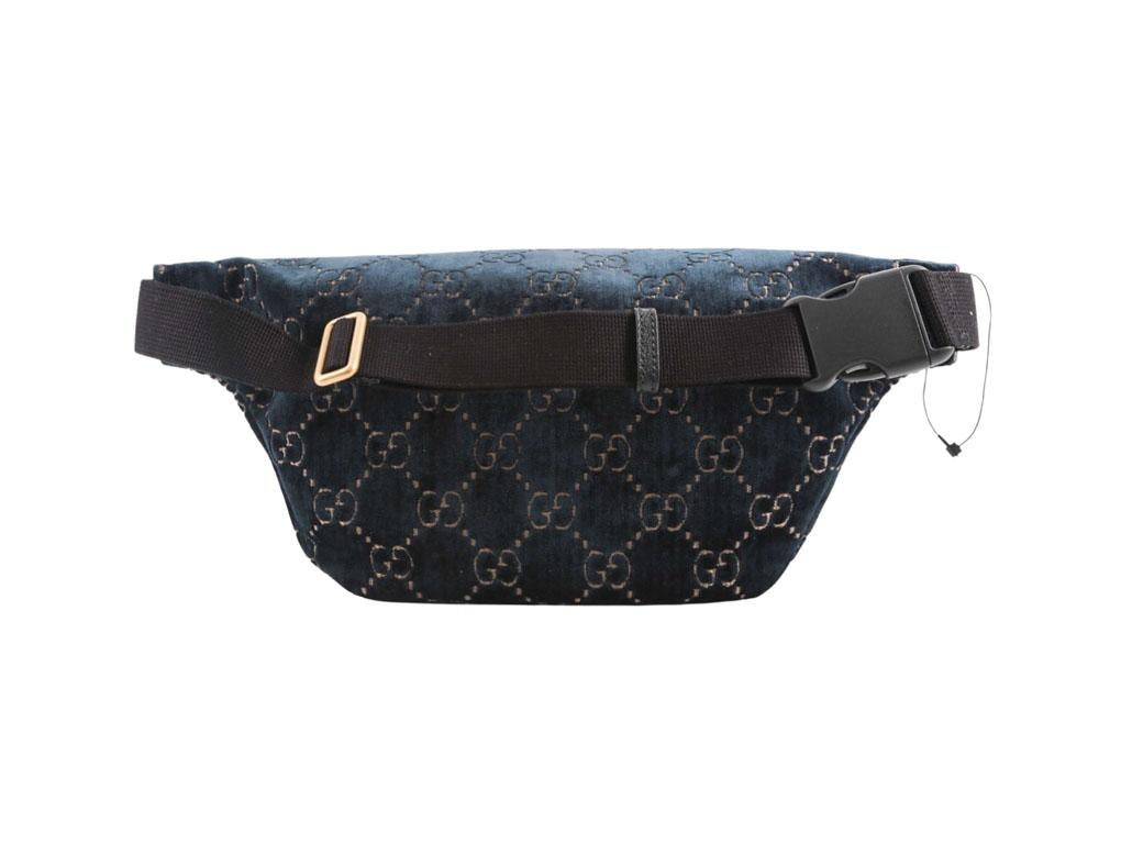 This lovely Gucci GG monogrammed  Velvet bum bag / waistbag is now available for Sale. This item is in as new condition and the gold GG pattern next to the blue velvet is superb..!



BRAND	
Gucci

ACCESSORIES	
dustcover

COLOUR	
Gold, Navy, Red