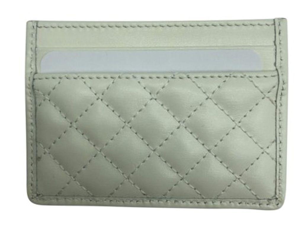 Lovely credit card slip by Gucci finished with GG and Iconic web detail.  A new piece available and would make a lovely gift.

BRAND	
Gucci

ACCESSORIES	
Box, care card, dust cover 

COLOUR	
White

CONDITION	
New

FEATURES	
Made in Italy, 1 open