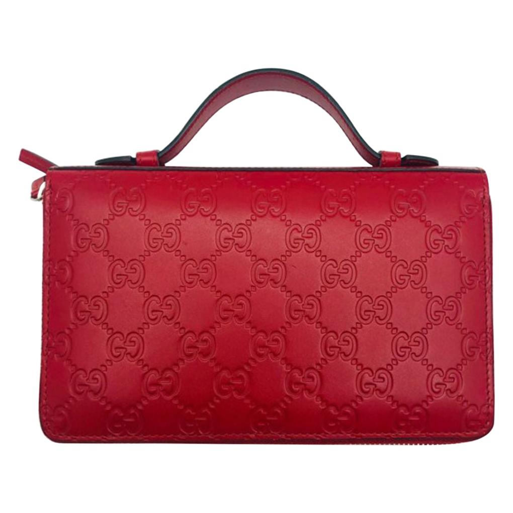 Was für ein tolles Reiseportemonnaie zum Verkauf von Gucci. Sie kann auch als Handtasche oder Clutch getragen werden. Ein neues Stück, das im Einzelhandel £ 810 gekostet hat, also schnappen Sie sich dieses Schnäppchen jetzt!