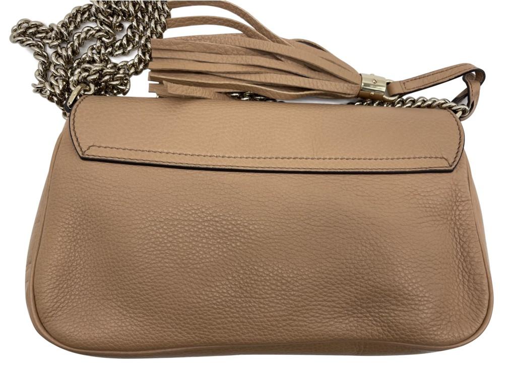 Wunderschöne Gucci Pebbled Calfskin Medium SOHO Chain Umhängetasche zum Verkauf in einem schönen Beige Farbe. Eine gebrauchte Tasche in sehr gutem Zustand.
BRAND	
Gucci

FARBE	
Beige

MERKMALE	
1 Magnetverschluss auf der Vorderseite, Kettenriemen,