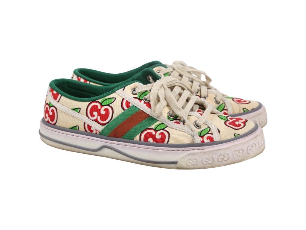 A pair of lovely Apple Trainers by Gucci for sale. A preloved pair in good condition.
Colour
Multi
Material
Canvas
Condition
Used - Good
Size
38.5 UK5.5
Original Packaging
Dustbag, Tags, Box,
Features
cotton lace-up fastening, GG supreme print logo