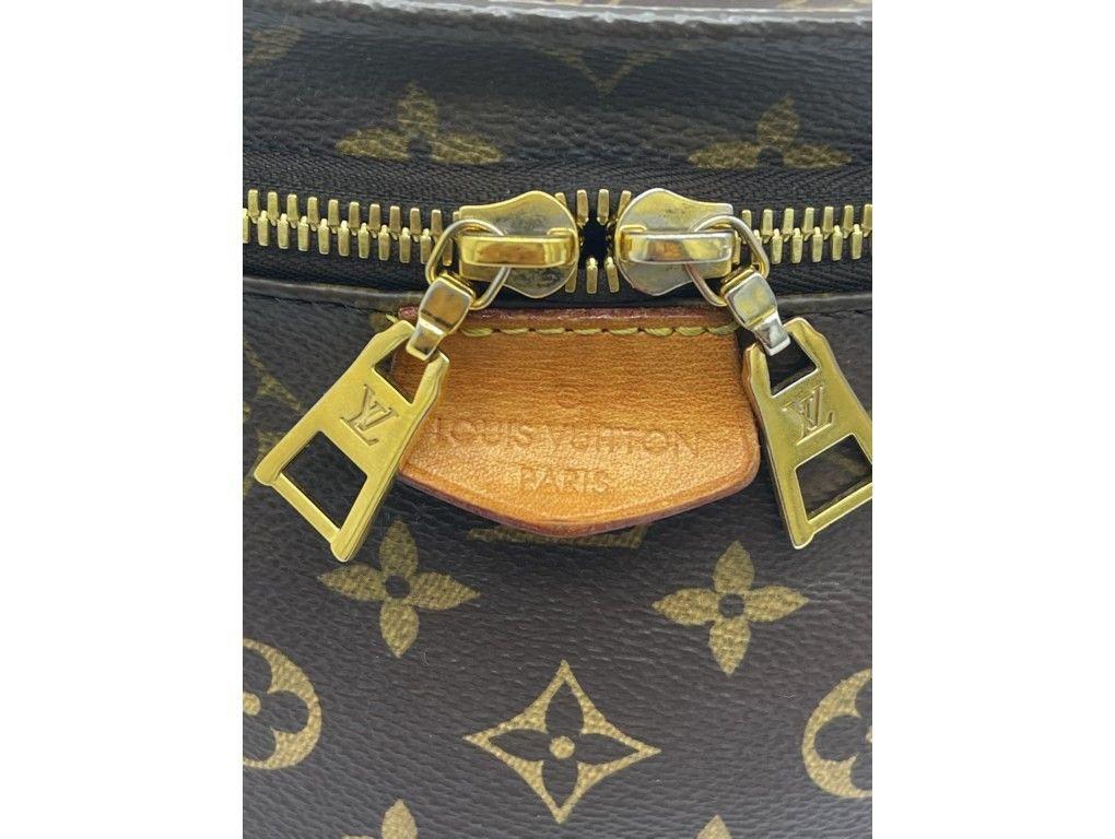 This lovely Louis Vuitton bum bag / waistbag  is now available for Sale. A preloved item in very good condition. The monogram canvas is in excellent shape and vachetta leather has darkened, especially on the strap, please refer to