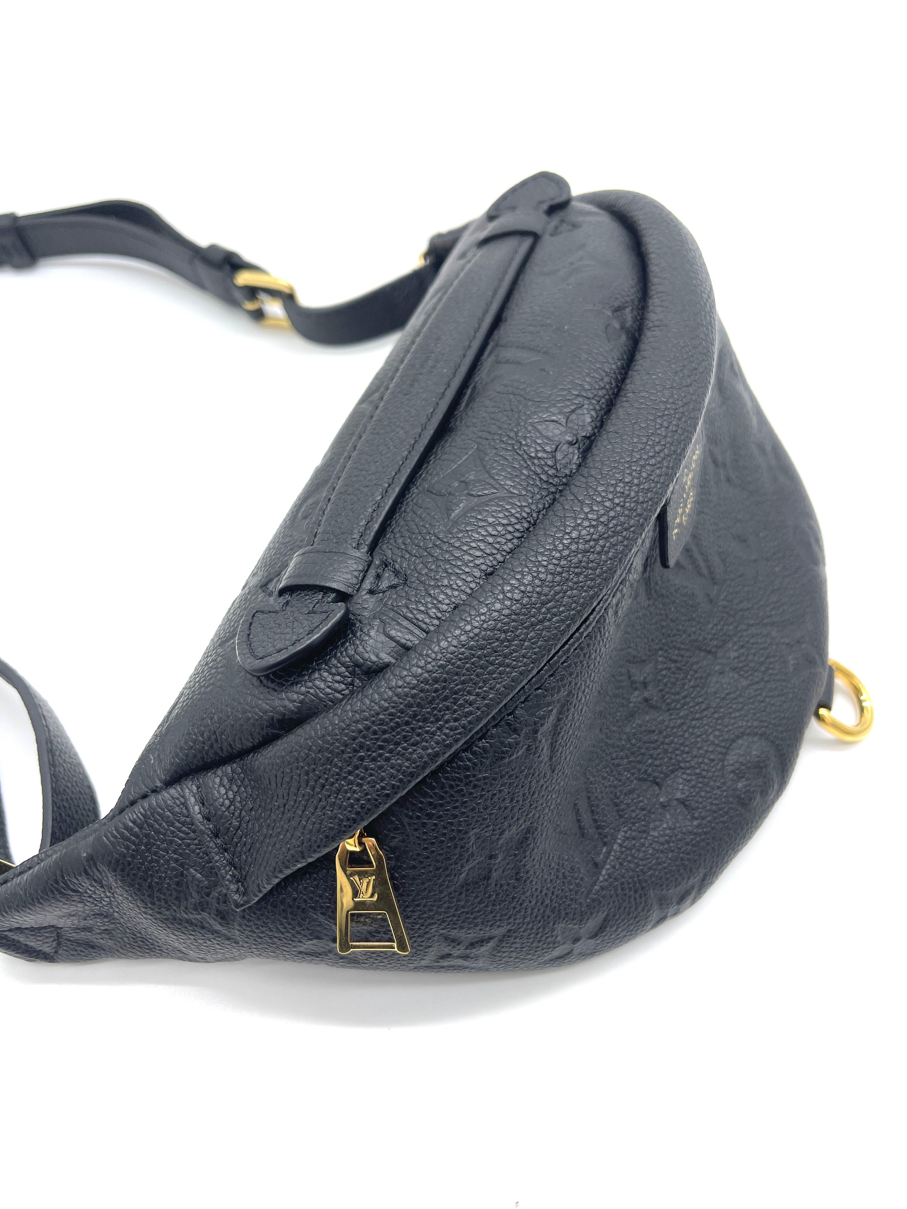Atemberaubendes Stück! Die Louis Vuitton Empreinte Leder-Gürteltasche in Schwarz. Hergestellt in der kleineren Version für Damen, aber definitiv unisex. Dieses Modell ist gebraucht und in ausgezeichnetem Zustand.



BRAND	

Louis