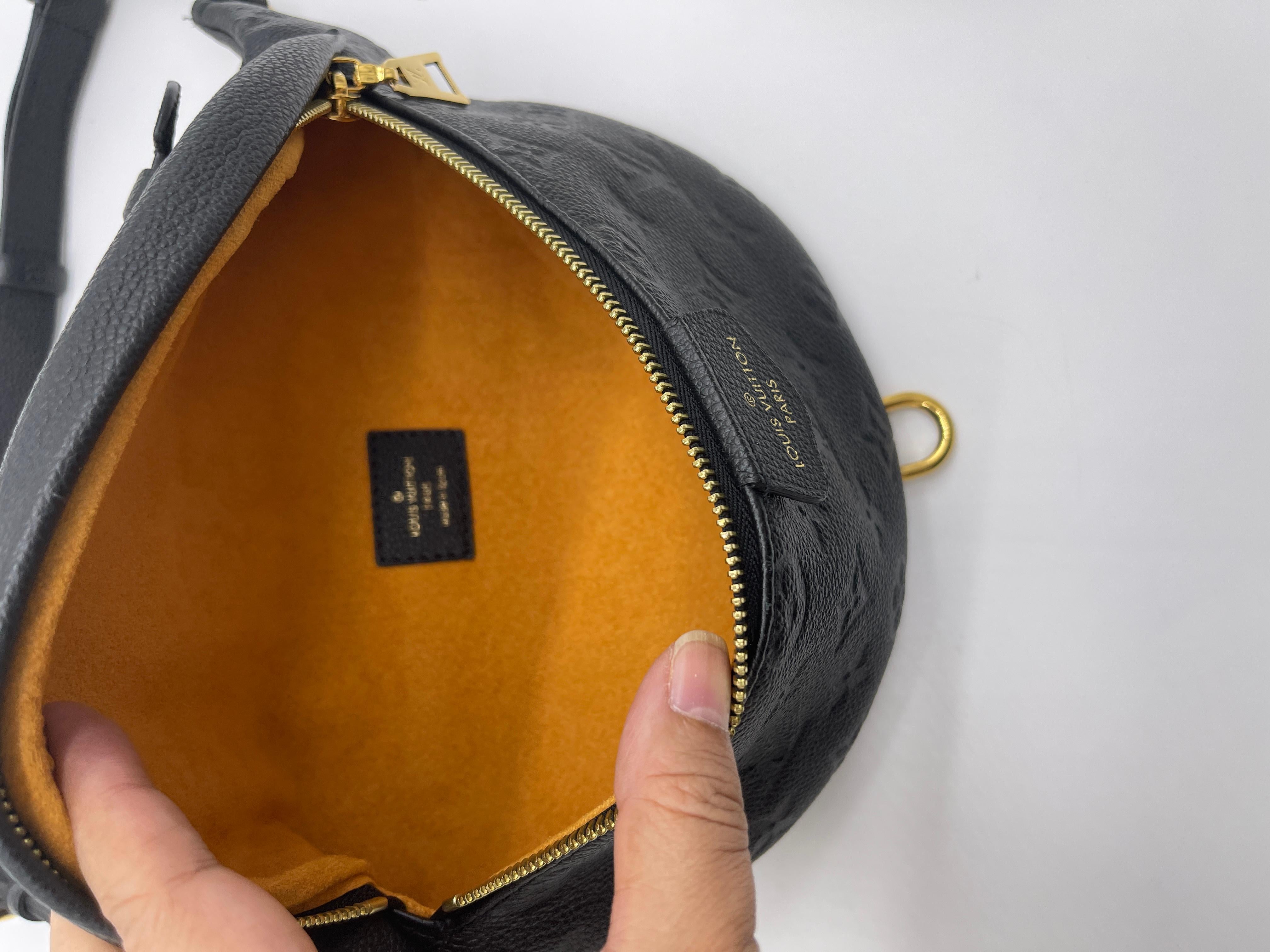 WOMENS DESIGNER Louis Vuitton Gürteltasche mit Monogramm aus schwarzem Empreinte-Leder im Zustand „Hervorragend“ im Angebot in London, GB
