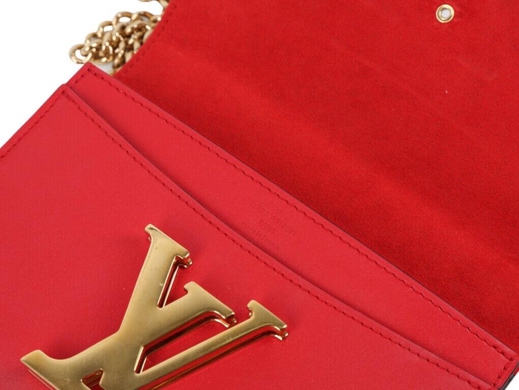 Die Louise GM hat einen Korpus aus Leder, einen goldfarbenen Kettenriemen, eine Frontklappe mit magnetischem Druckknopfverschluss sowie Reißverschluss- und Steckfächer im Inneren und ist in ausgezeichnetem Zustand.

BRAND	
Louis