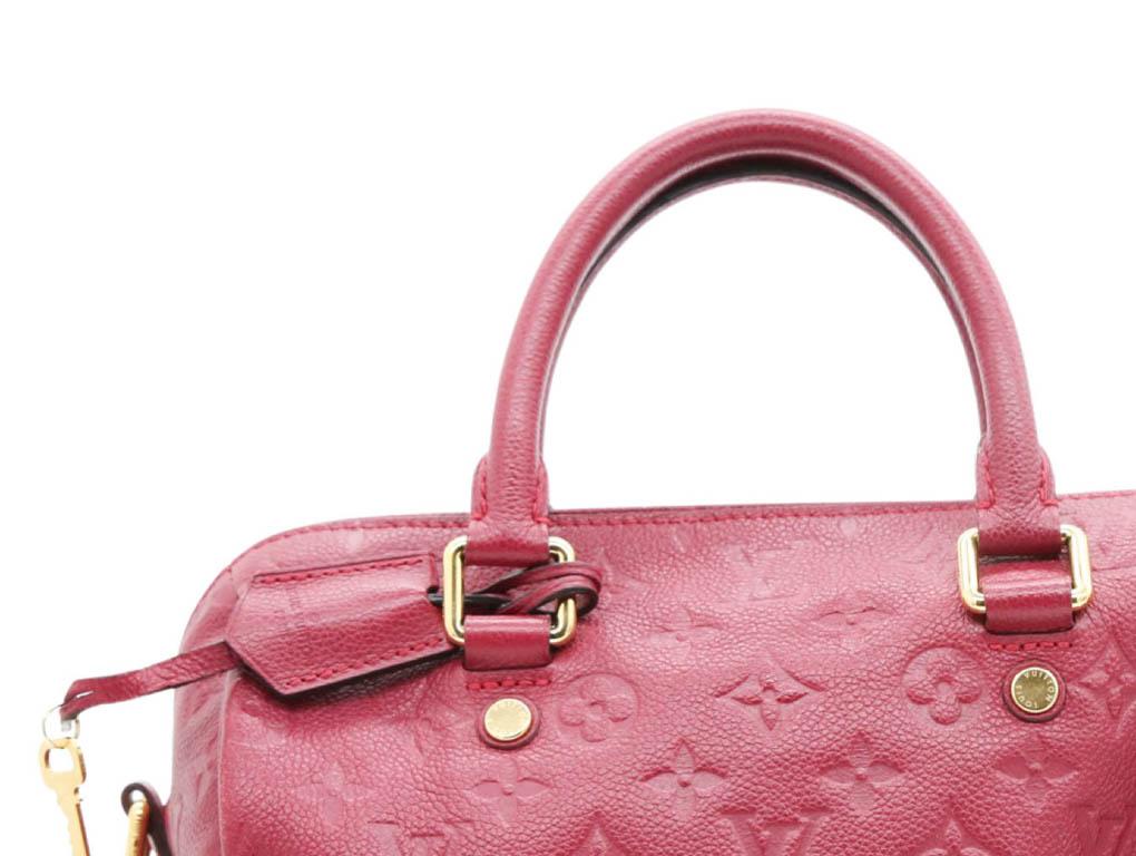 Lovely pre-Loved Speedy Bandouliere 25 from Louis Vuitton for sale. Made from red Empreinte leather and in good condition.



BRAND	

Louis Vuitton



FEATURES	

One interior compartment, One Interior Slip Pocket, Top Zip