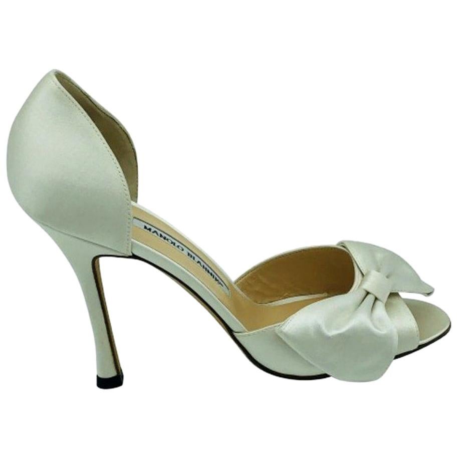 manolo blahnik peep toe pumps