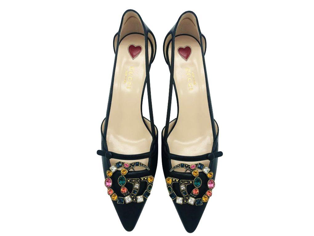 Gorgeous pair Unia of bamboo heels from Gucci in the With Crystal GG detail in a size 37 (UK 4). A new pair for sale.


FEATURES	
Logo hardware, crystal detail, pointed toe, bamboo effect heel, antique gold hardware

MATERIAL	
Bamboo,