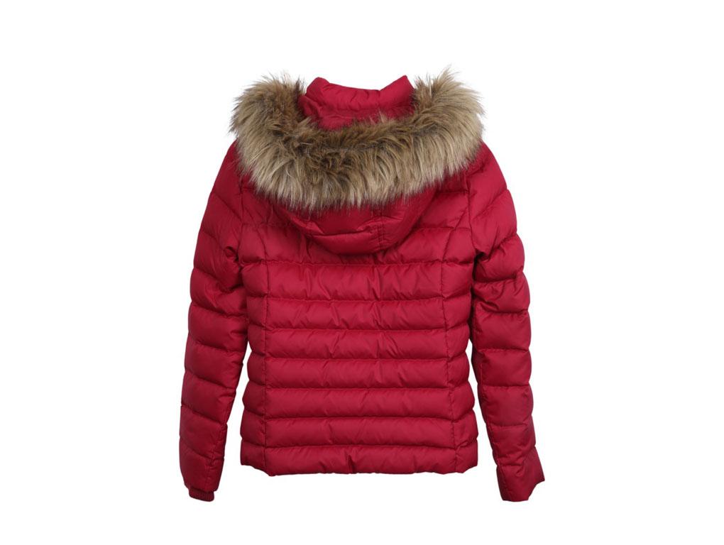 Diese Tommy Hillfiger Pufferjacke in rot mit abnehmbarer Kapuze ist in Größe XS zu verkaufen. Gekauft, gelagert und nie benutzt.

BRAND	
Tommy Hillfiger

ZUBEHÖR	
Nur Jacke

FARBE	
Rot

CONDIT	
Wie neu

MERKMALE	
Abnehmbare Kapuze mit