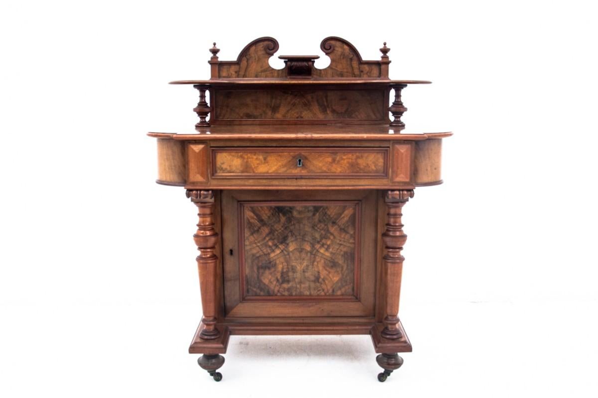 Schreibtisch für Damen, Nordeuropa, um 1860.

Sehr guter Zustand.

Holz: Walnuss

Abmessungen Höhe 110 cm Breite 86 cm Tiefe 52 cm
