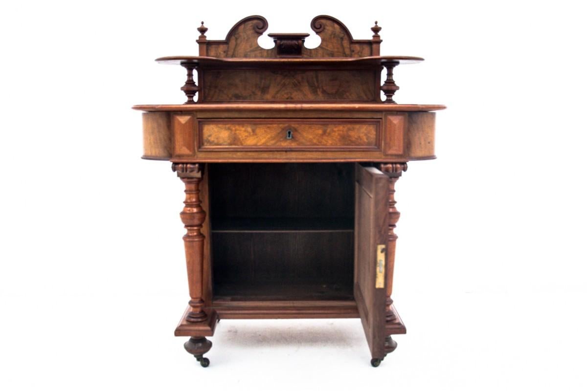 Schreibtisch für Damen, Nordeuropa, um 1860. (Walnuss) im Angebot
