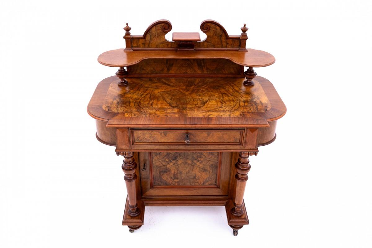 Women's desk, Northern Europe, circa 1860.

Very good condition, after professional renovation.

Wood: walnut

dimensions height 110 cm width 86 cm depth 52 cm