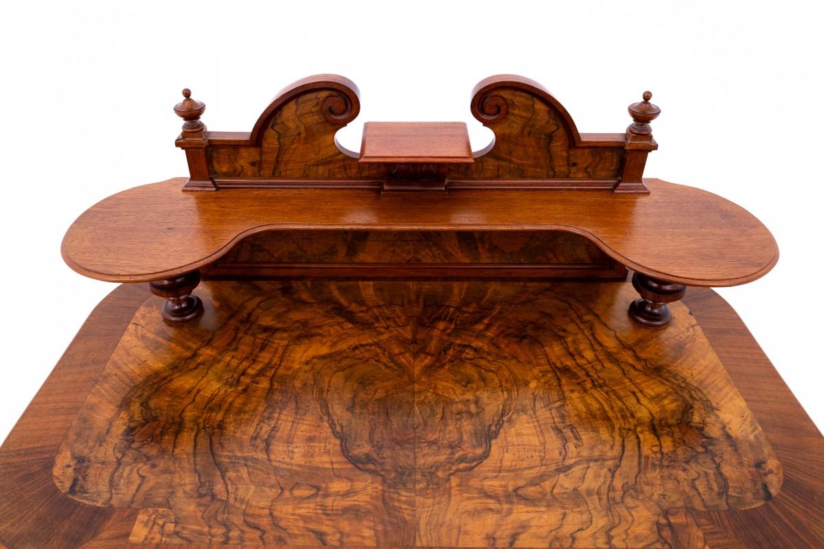 Walnut Women's eclectic desk, Northern Europe, circa 1860. After renovation. For Sale