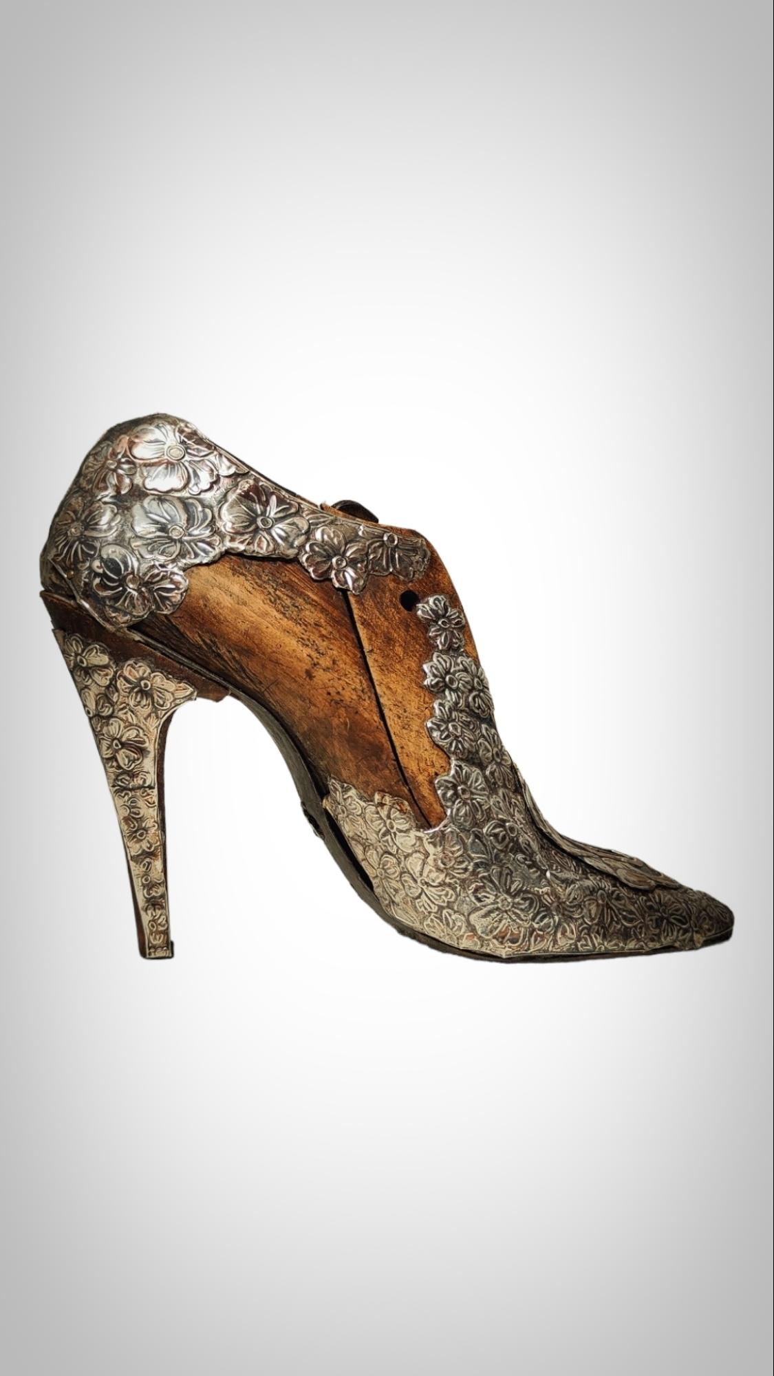 WOMEN'S HEELED SHOE MODEL OF THE 20's For Sale 4