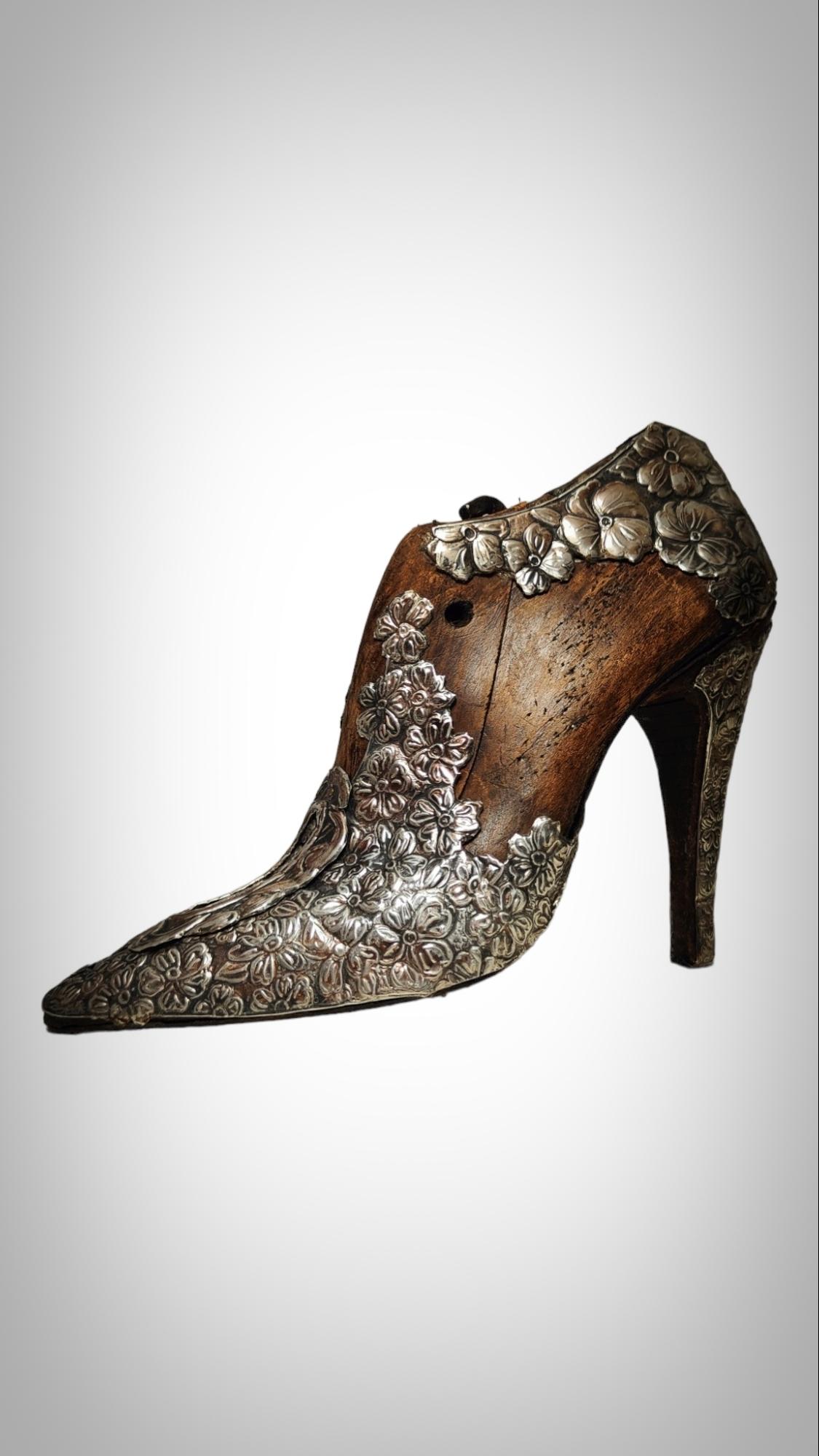 WOMEN'S HEELED SHOE MODEL OF THE 20's For Sale 5