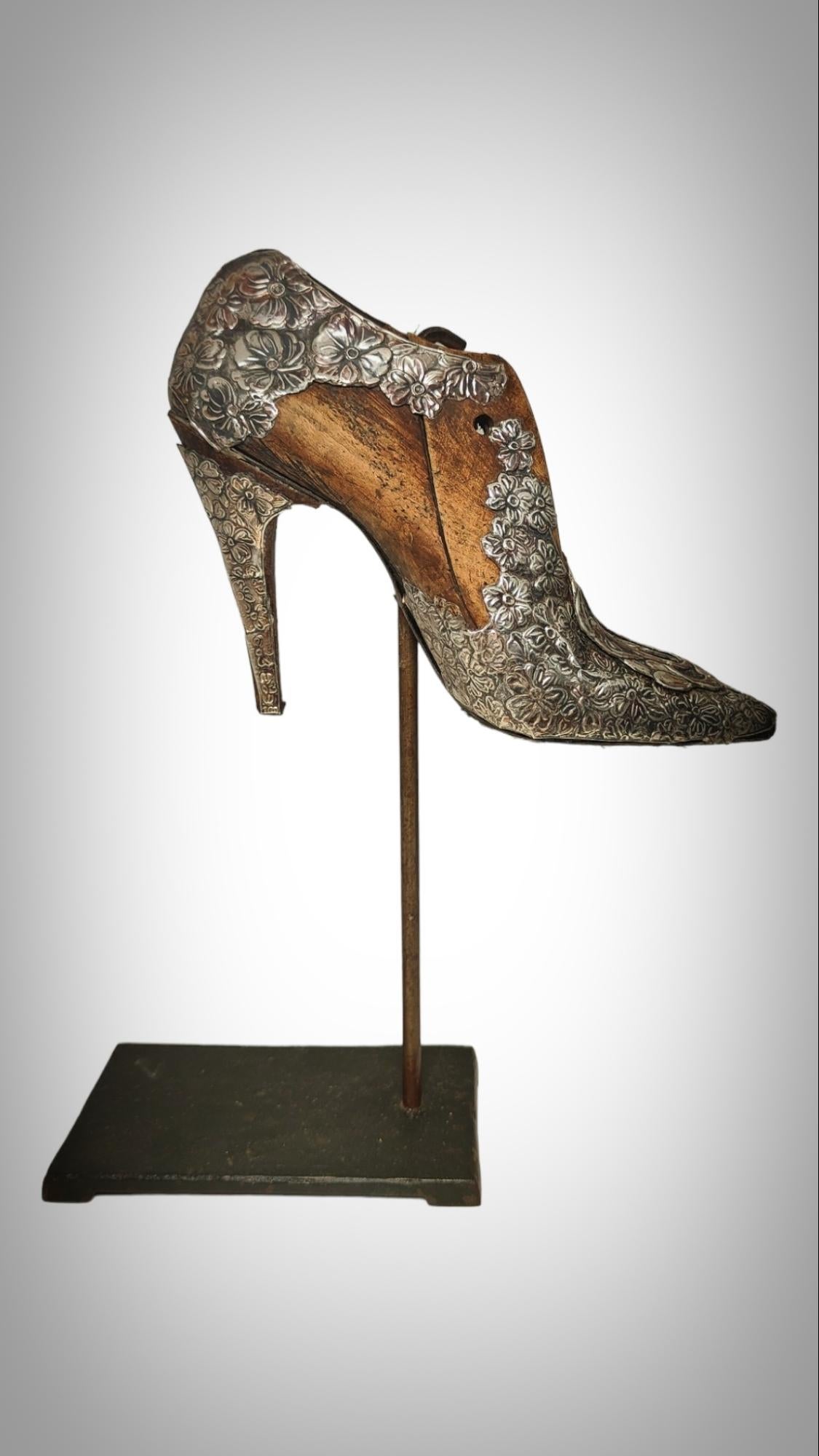 WOMEN'S HEELED SHOE MODEL OF THE 20'S
OLD SHOE SHAPE WITH HEEL IN WOOD AND SILVER METAL FROM THE EARLY 1900. SHOE MEASUREMENTS: 24X19X9 cm