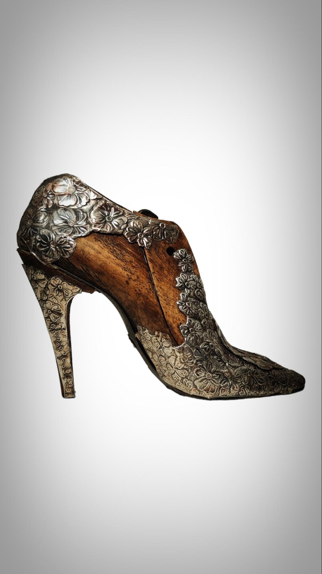 WOMEN'S HEELED SHOE MODEL OF THE 20's In Good Condition For Sale In Madrid, ES