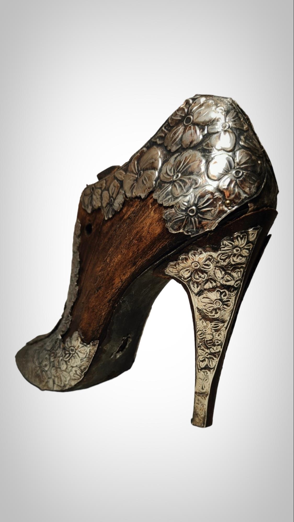 20th Century WOMEN'S HEELED SHOE MODEL OF THE 20's For Sale