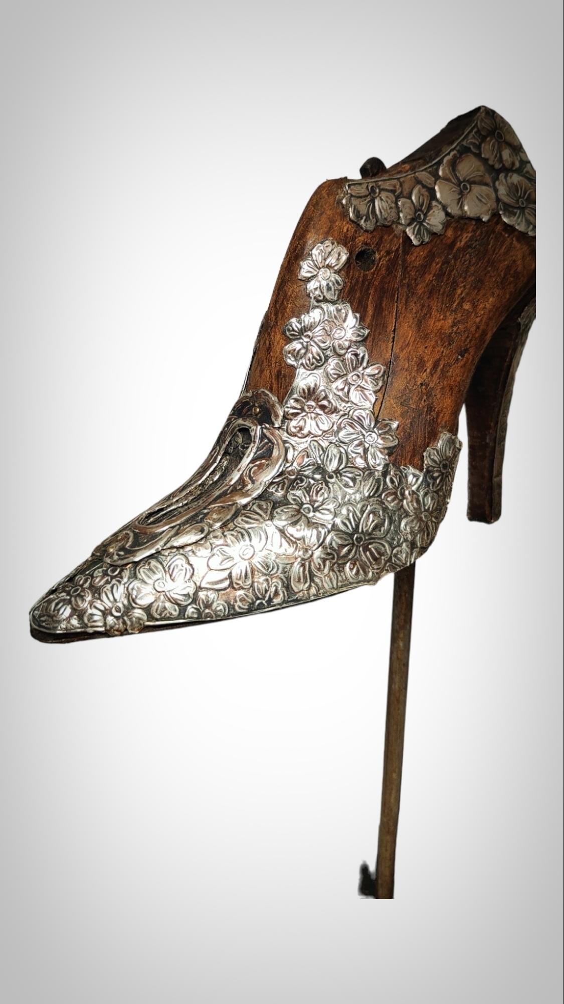 Wood WOMEN'S HEELED SHOE MODEL OF THE 20's For Sale