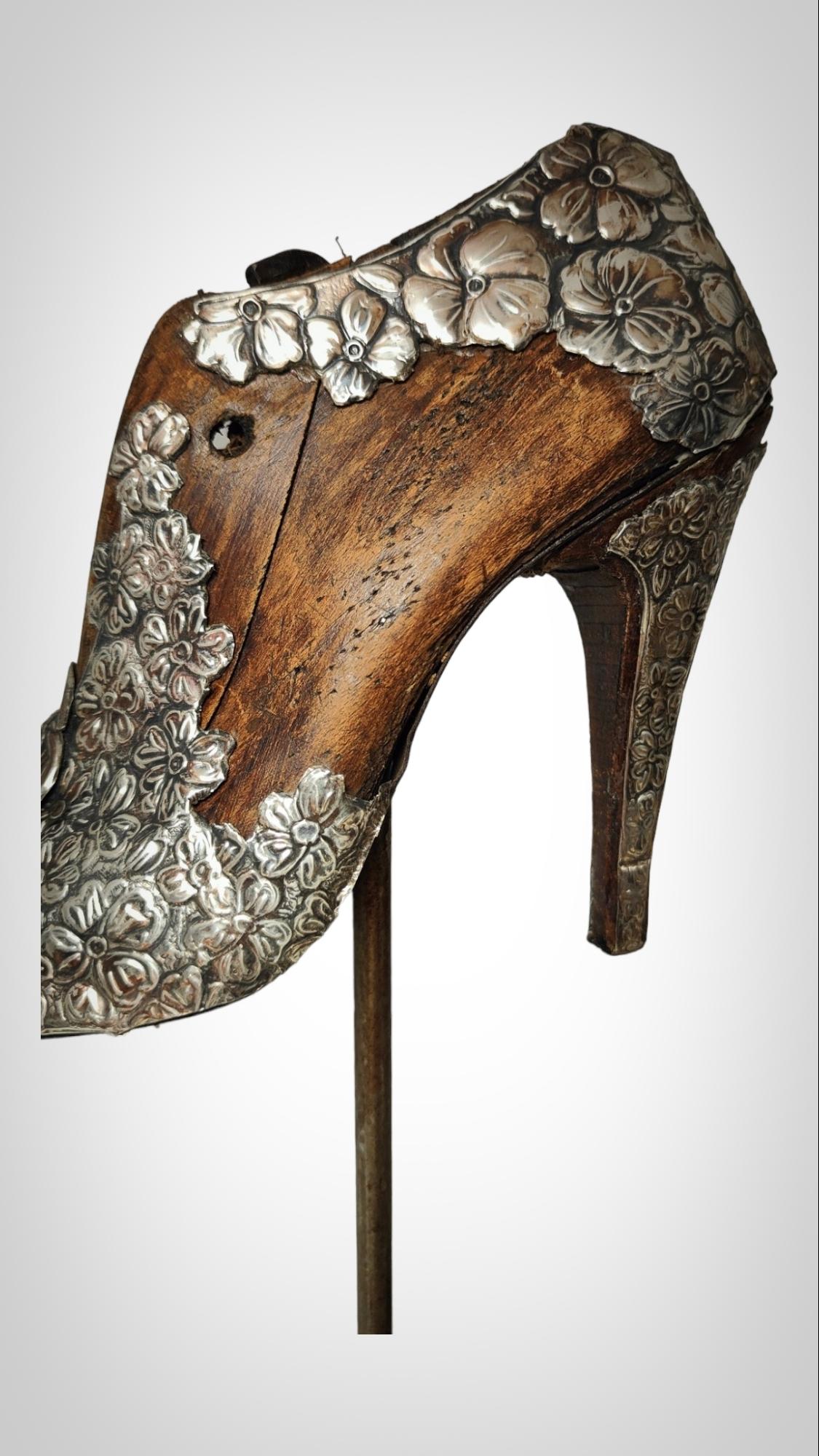 WOMEN'S HEELED SHOE MODEL OF THE 20's For Sale 1