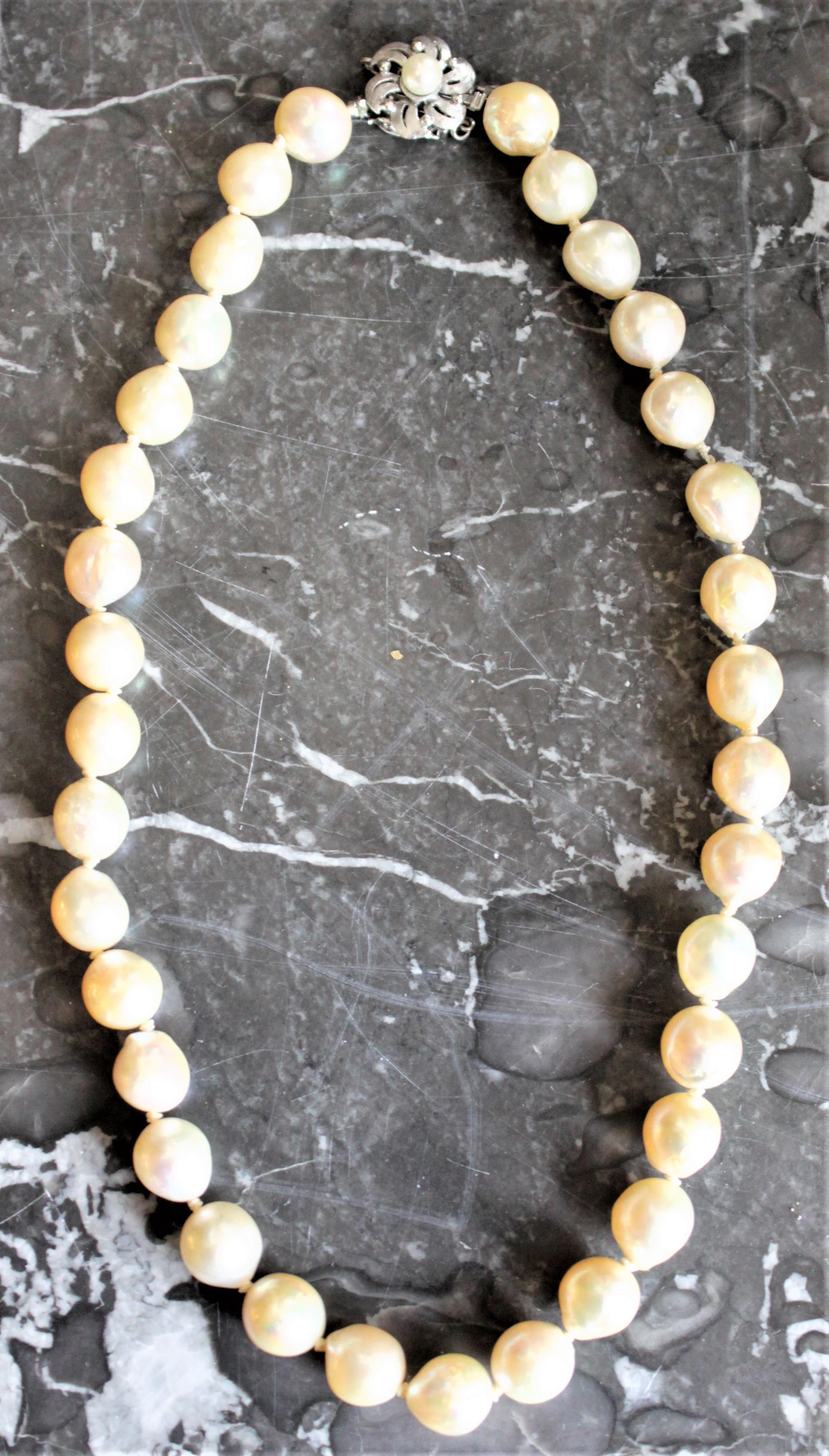 Große Zuchtperlen-Choker-Halskette für Damen mit Verschluss aus 14 Karat Weißgold im Angebot 3
