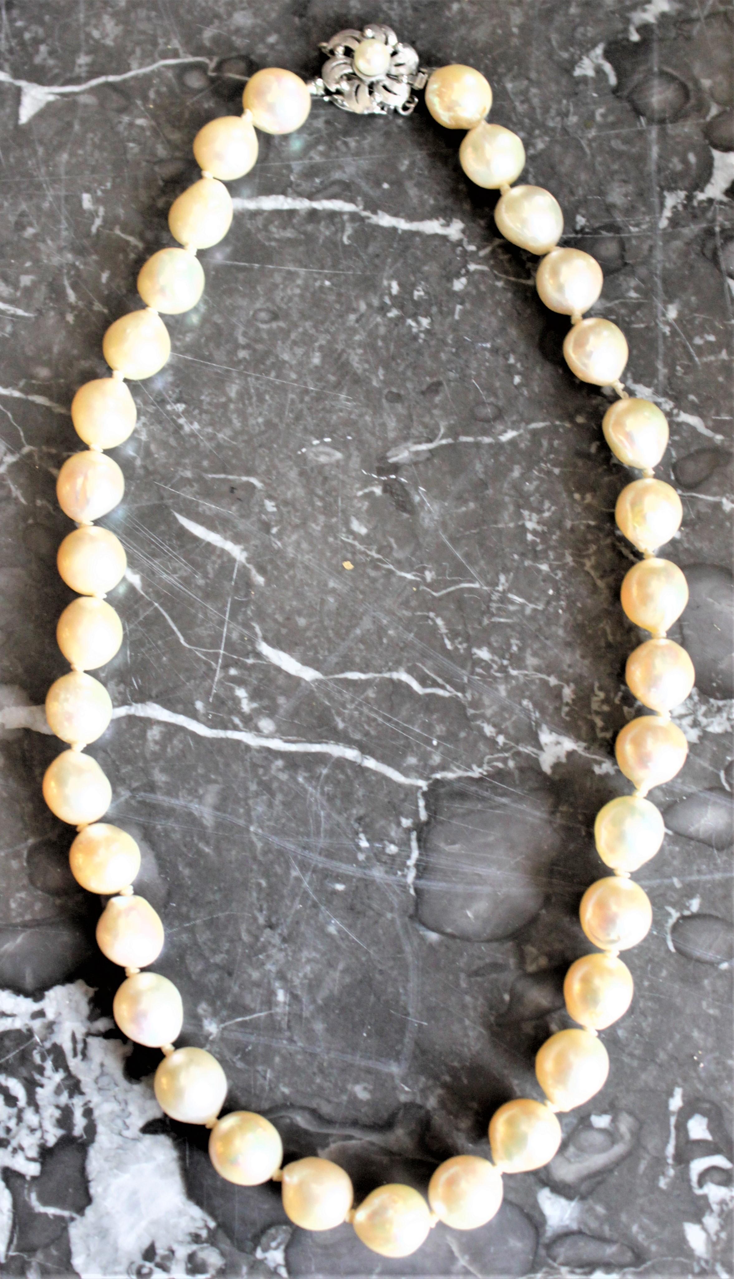 Große Zuchtperlen-Choker-Halskette für Damen mit Verschluss aus 14 Karat Weißgold (Barock) im Angebot