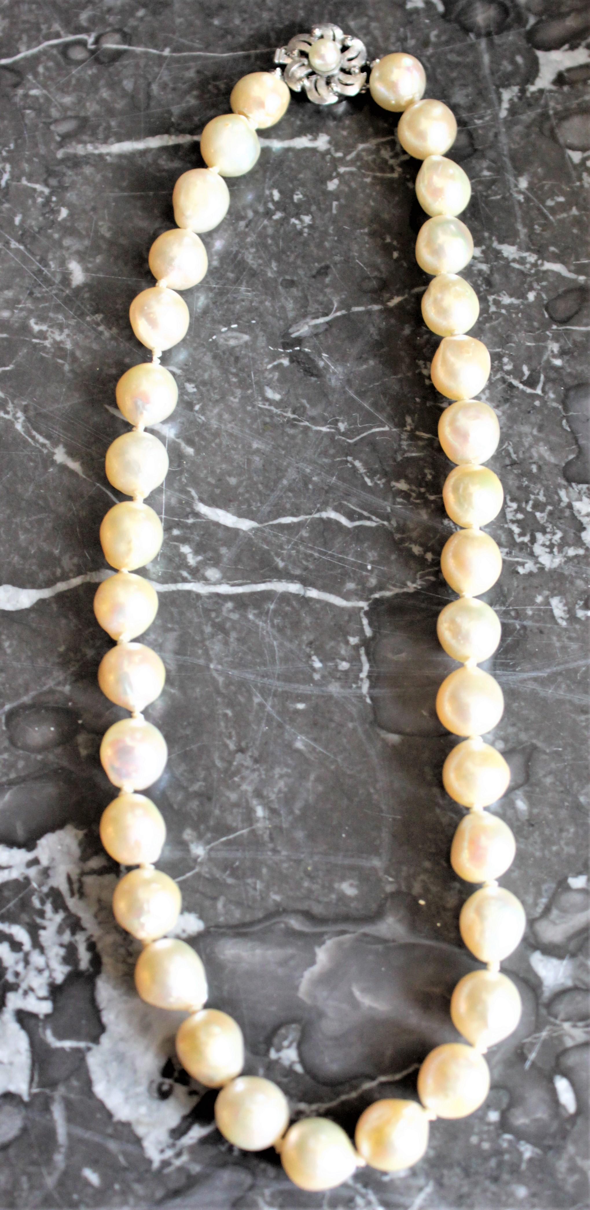Große Zuchtperlen-Choker-Halskette für Damen mit Verschluss aus 14 Karat Weißgold (amerikanisch) im Angebot