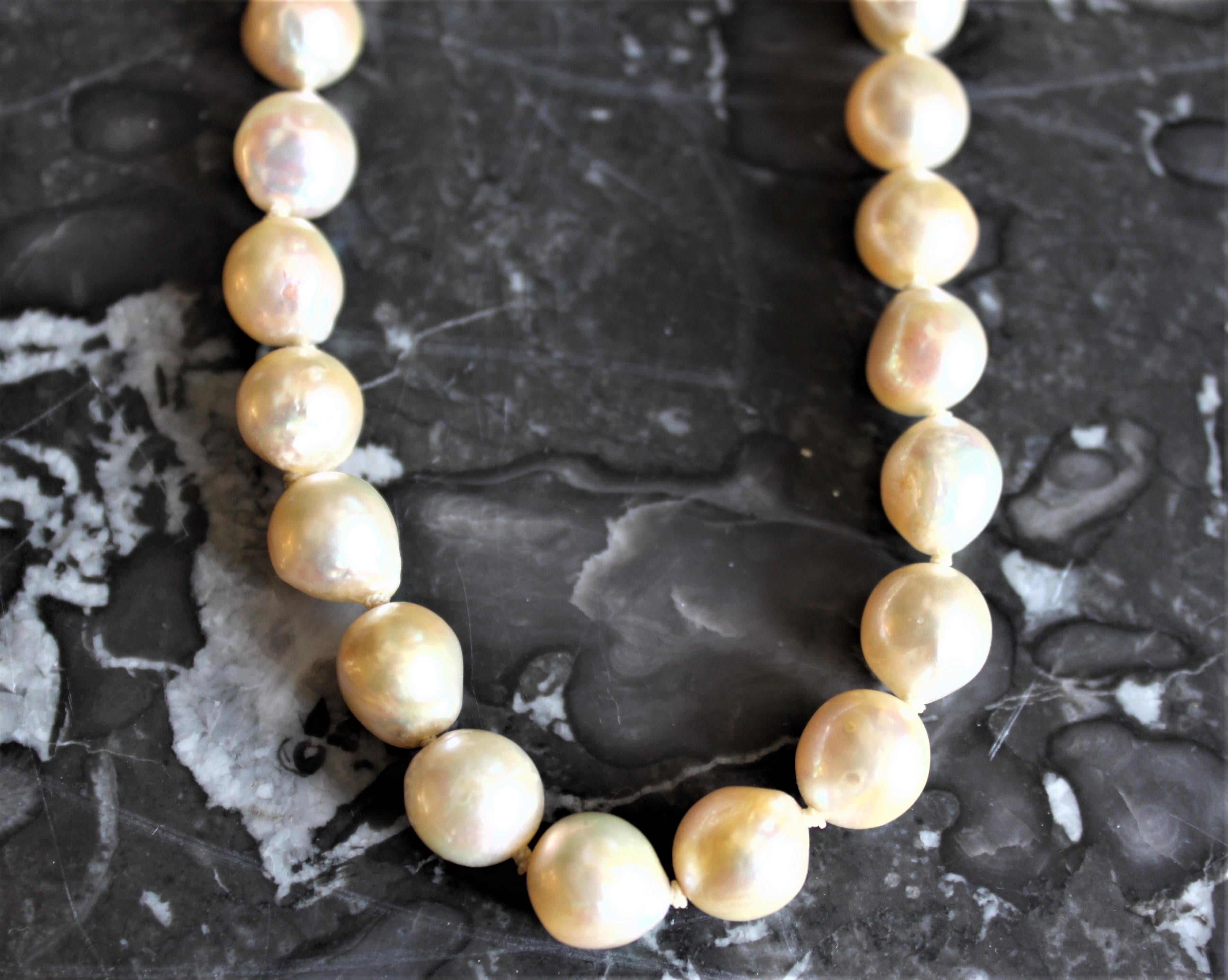 Große Zuchtperlen-Choker-Halskette für Damen mit Verschluss aus 14 Karat Weißgold im Zustand „Gut“ im Angebot in Hamilton, Ontario