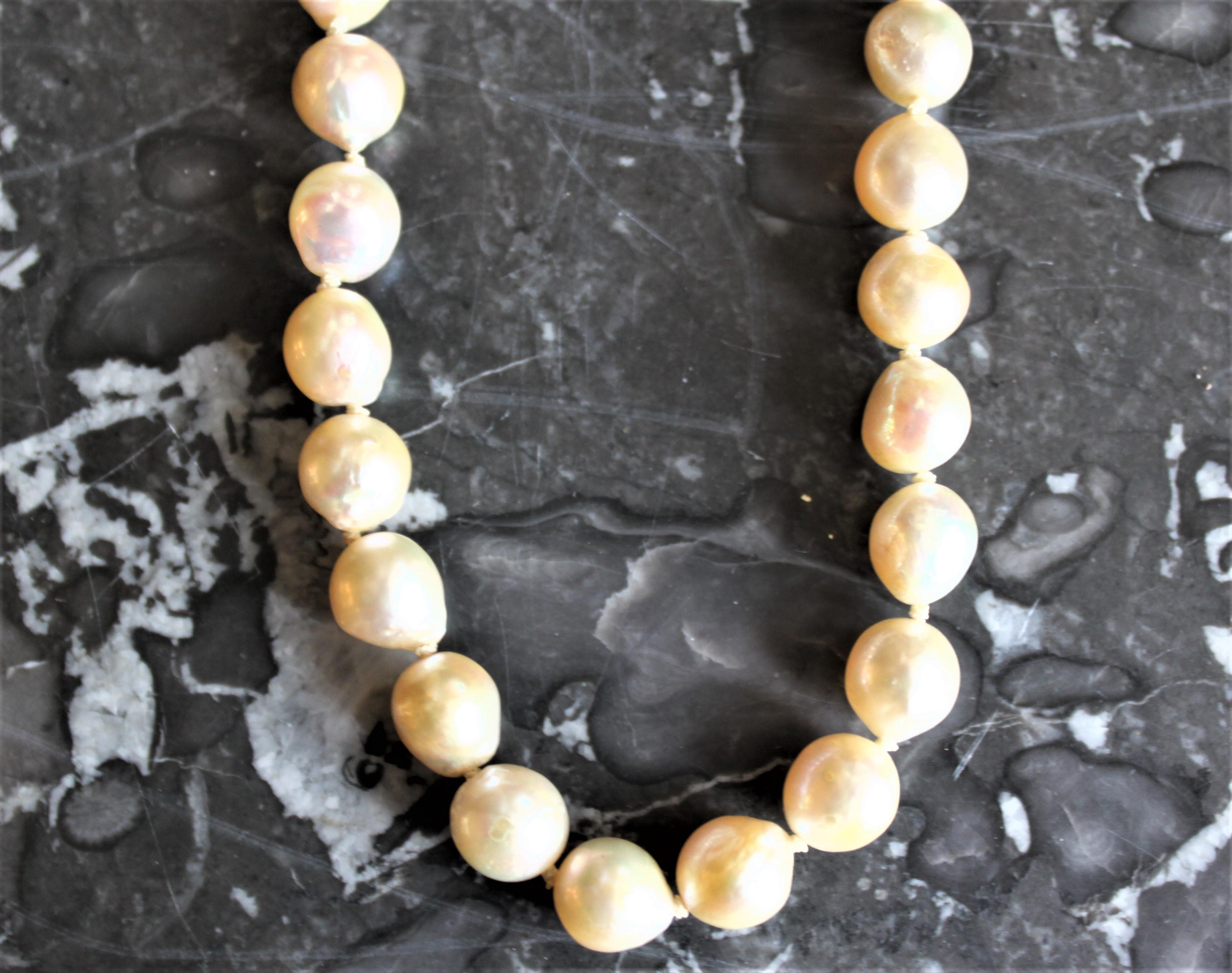 Große Zuchtperlen-Choker-Halskette für Damen mit Verschluss aus 14 Karat Weißgold (20. Jahrhundert) im Angebot