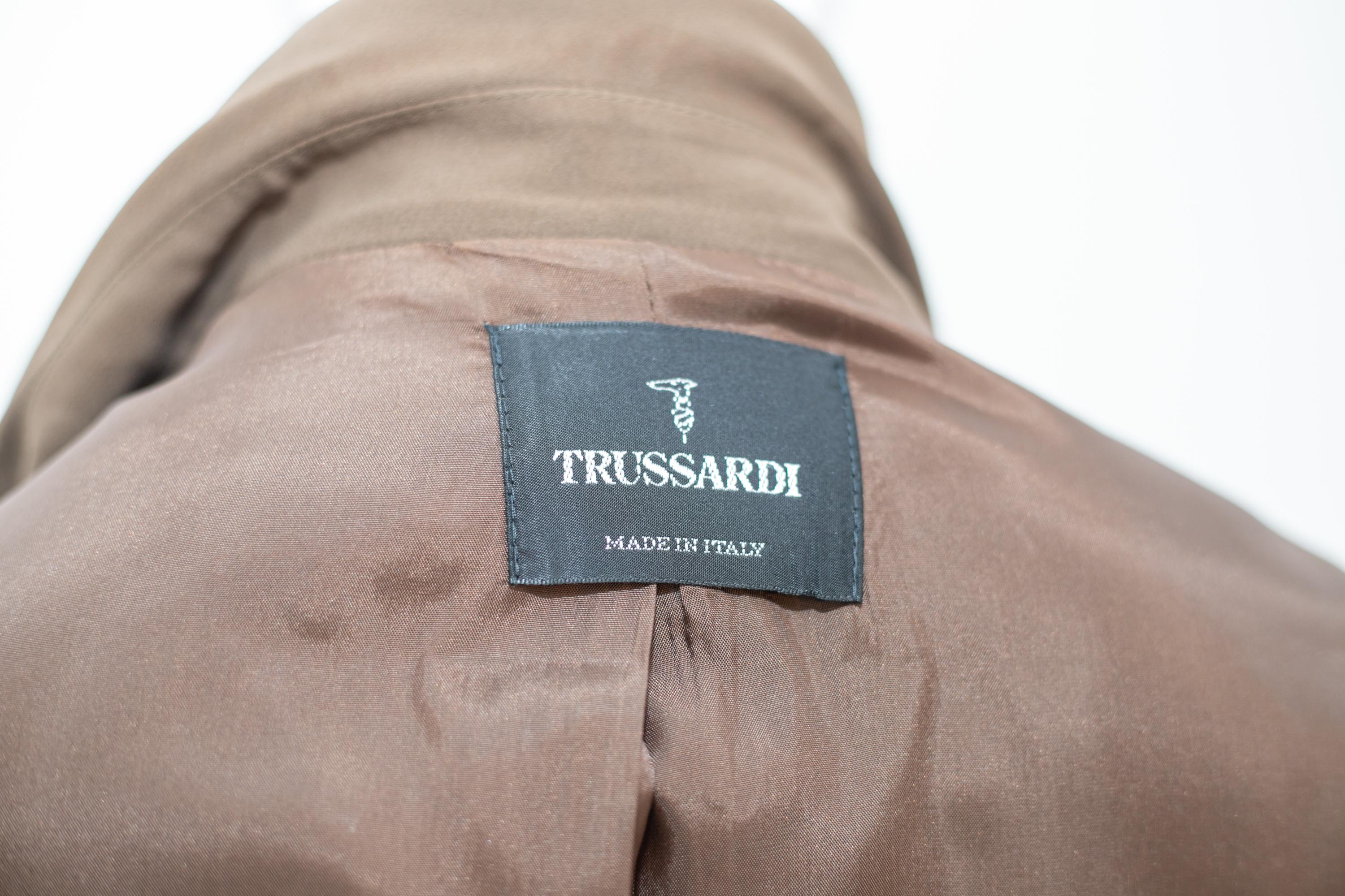 Elegant and sporty long blazer jacket of Italian manufacture TRUSSARDI 90's. The long blazer is made with 55% viscose and 45% acetate to make the jacket very soft. The particularity of the jacket is in its soft double-breasted created by the waist