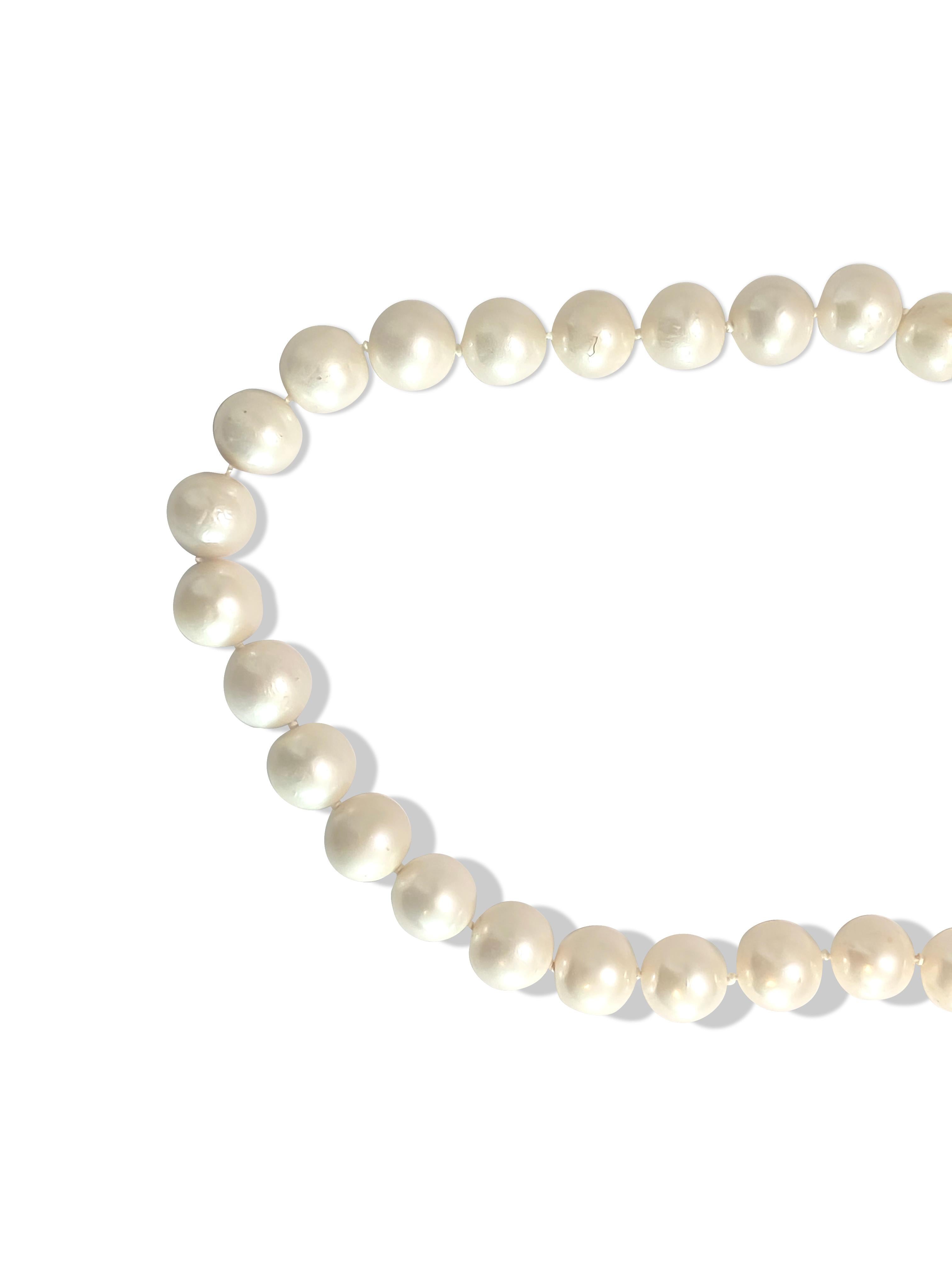 Modern Womens Natural Fresh Water Pearl Necklace 14 Karat White Gold For Sale