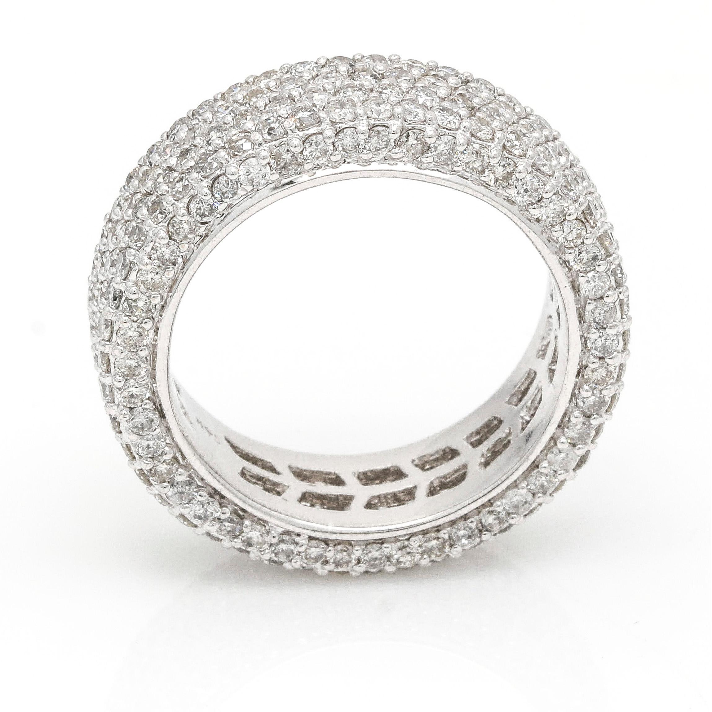 Damen Eternity-Ring aus 14 Karat Weißgold mit Pavé-Diamant 3,59 Karat (Zeitgenössisch) im Angebot